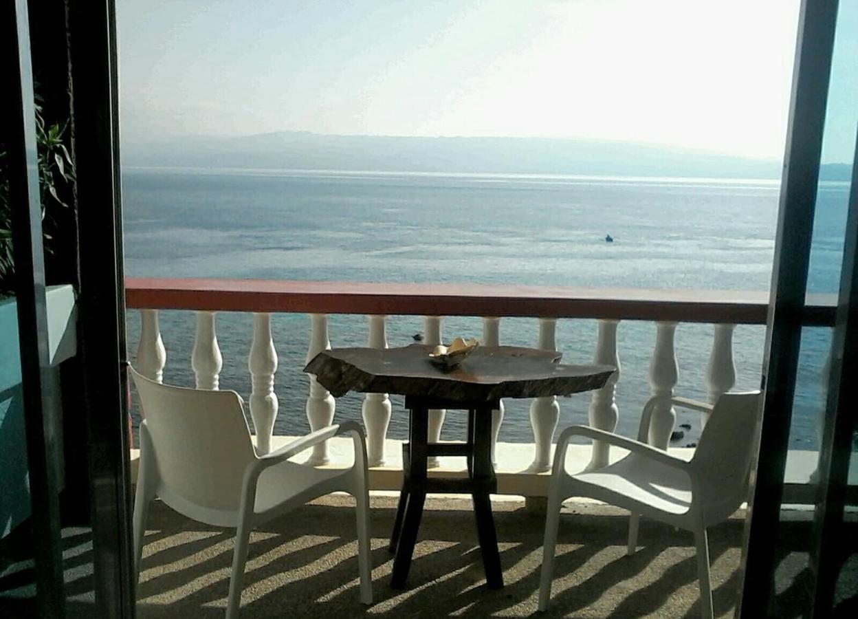 Wuthering Heights Bed & Breakfast By The Sea Dumaguete City Exterior photo
